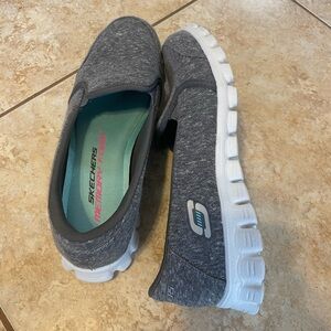 Skechers memory foam slip ons 6.5